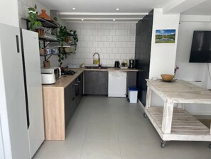 Fridge, microwave, oven, dishwasher - Casa Amplia y Luminosa a 5 Minutos de la Playa (Las Lagunas de Mijas)