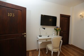 Dobbeltrom – executive | Sengetøy av topp kvalitet, skrivebord og skrivebord for bærbar PC