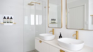Douche, serviettes fournies