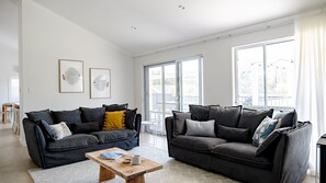 Een smart-tv, een open haard en een tafeltennistafel