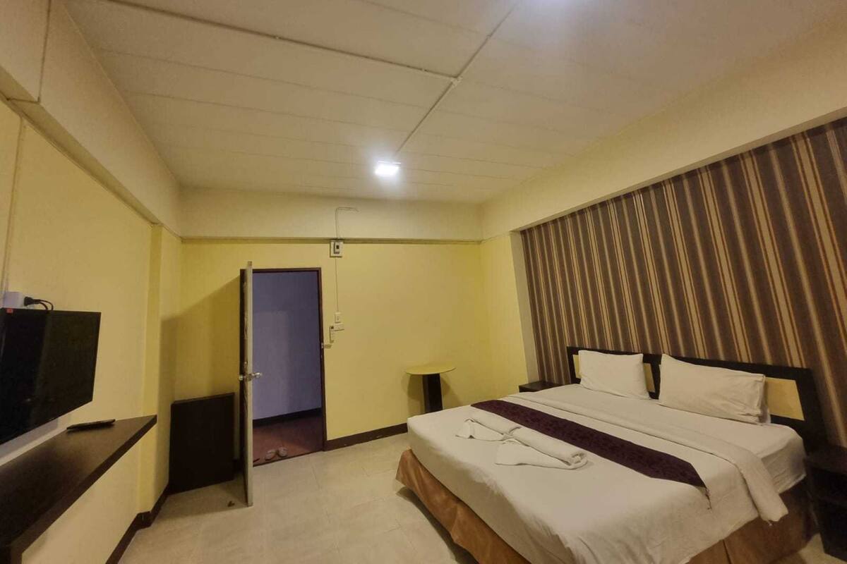 Standard Double Room | Desk, free WiFi, bed sheets