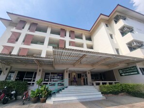 Vista frontal de la propiedad