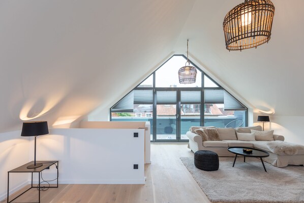 Fernseher, Tischtennisplatte, Bücher, Stereoanlage