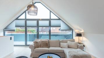 Fernseher, Tischtennisplatte, Bücher, Stereoanlage