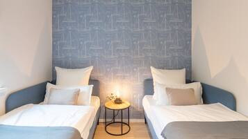 3 Schlafzimmer, Schreibtisch, Bügeleisen/Bügelbrett, Reisekinderbett