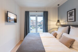 3 habitaciones, escritorio y tabla de planchar con plancha 