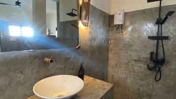 Suihku, hiustenkuivaaja, bidee, pyyhkeet