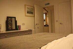 1 bedroom, desk, iron/ironing board, WiFi - Vintage Beach House - a calm, stylish space by the beach. (Lower Largo)