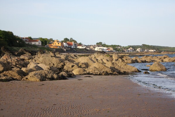 Beach nearby - Vintage Beach House - a calm, stylish space by the beach. (Lower Largo)