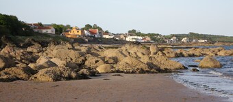 Vintage Beach House - a calm, stylish space by the beach.