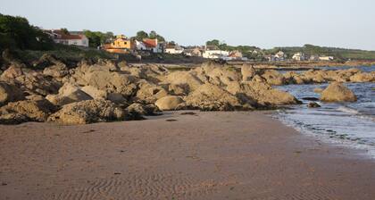 Vintage Beach House - a calm, stylish space by the beach.