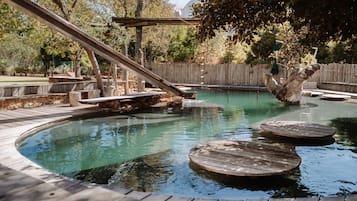 2 piscines extérieures