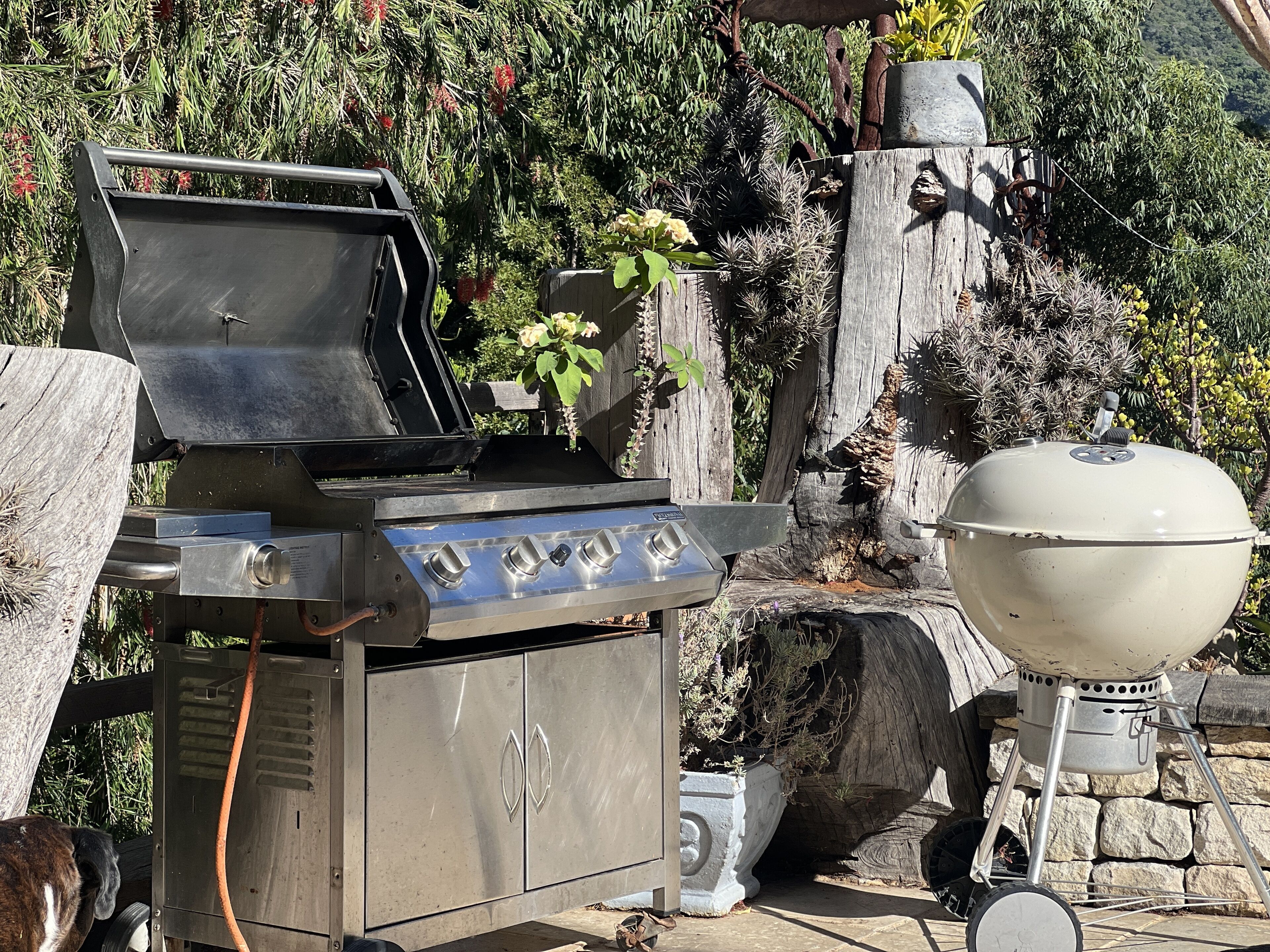 Una griglia da barbecue con un armadietto e un coperchio dedicato.