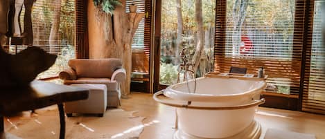 Suite de lujo | Baño | Artículos de higiene personal gratuitos, secador de pelo y albornoces