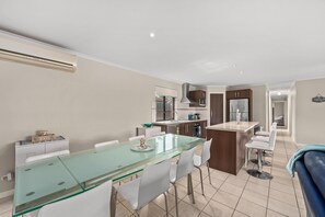 Dining - Seacret Oasis - Aldinga Beach - C21 SouthCoast Holidays (Aldinga Beach)