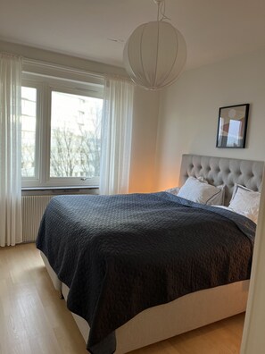 2 habitaciones, escritorio, tabla de planchar con plancha y wifi gratis 