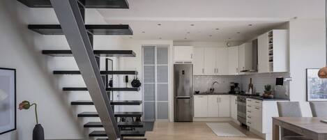 ثلاجة، فرن، غسالة أطباق، ماكينة لصنع القهوة/الشاي