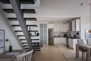 Kühlschrank, Ofen, Geschirrspüler, Wasserkocher mit Kaffee-/Teezubehör