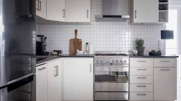 Kylskåp, ugn, diskmaskin och kaffe- och tebryggare
