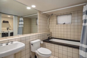 Dusj, hårføner og håndklær