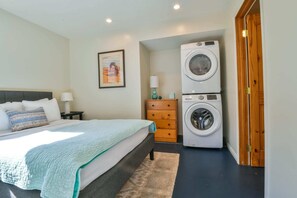 3 bedrooms, iron/ironing board, WiFi, bed sheets - Stella Ruby Cottages - Steps to Main Street! (Moab)