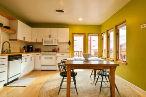 Fridge, microwave, oven, stovetop - Stella Ruby Cottages - Steps to Main Street! (Moab)