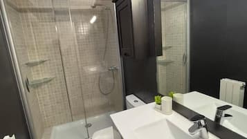 Een douche, een haardroger, handdoeken, zeep