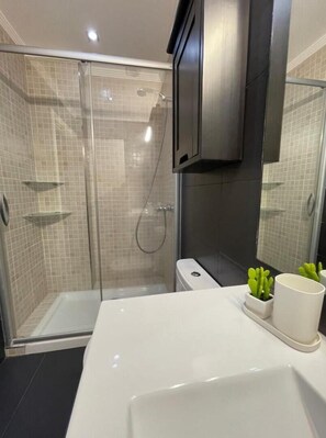 Dusche, Haartrockner, Handtücher, Seife