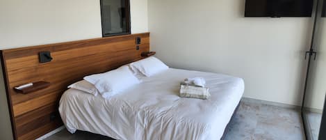 5 bedrooms, iron/ironing board, WiFi (free), bed sheets