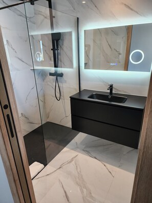 Dusche, umweltfreundliche Kosmetikartikel, Haartrockner, Handtücher