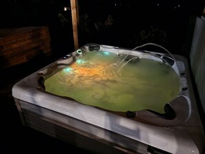 Outdoor spa tub - Villa Aria Mezzana bas (Conca)