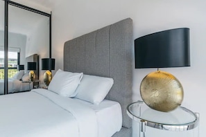 2 chambres, fer et planche à repasser, lit de bébé portatif
