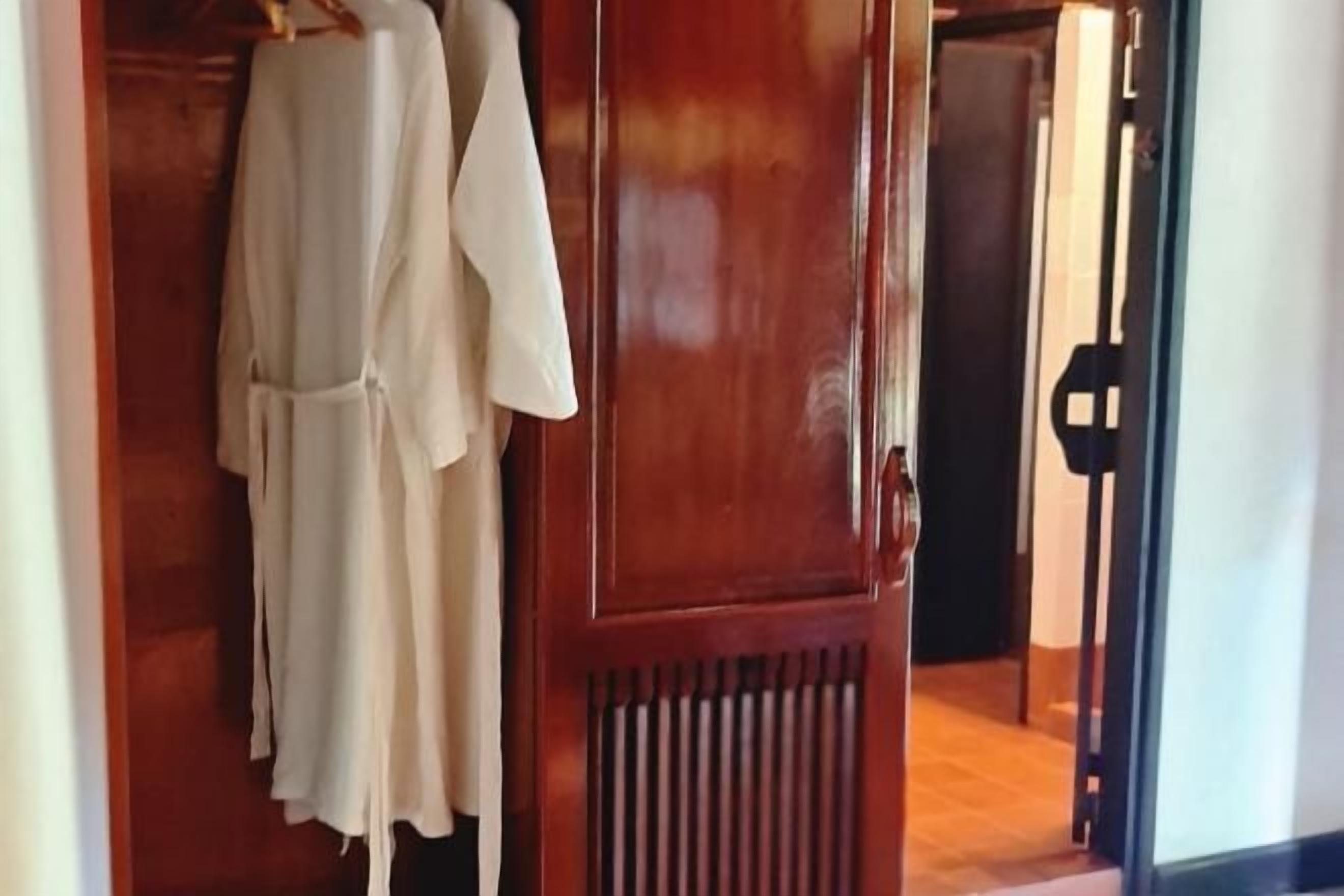 Een minibar, een kluis op de kamer, een bureau, gratis wifi