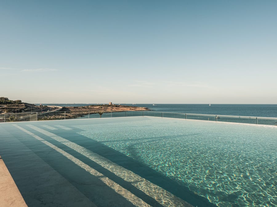 Una piscina al aire libre de temporada, sillones reclinables de piscina