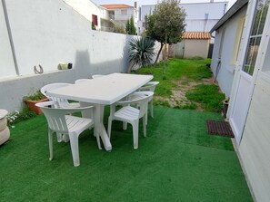 Outdoor dining - Charming House Near the Sea for 6 ppl in St Jean de Monts (Saint-Jean-de-Monts)