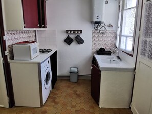 Réfrigérateur, micro-ondes, four, plaque de cuisson