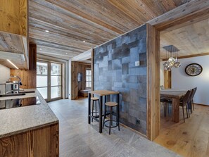 Dining - Garden Apartment Near Fornet Slopes - Cozy, Modern, Ski Storage, Parking (Val-d'Isère)