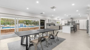 Dining - VINTAGE LODGE - THE VINTAGE HOLIDAY HOUSES (Pokolbin)
