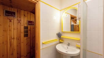 Honeymoon Apartment, Multiple Bedrooms (Chaberton Romantic Retreat Ski In Ski) | Bathroom