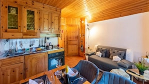 Apartemen Bulan Madu, 1 kamar tidur, teras (Chaberton Romantic Retreat Ski In Ski) | Interior