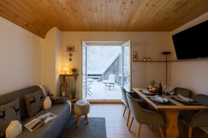 21-cm flat-screen TV with digital channels, TV - Chaberton Romantic Retreat Ski In Ski Out (Claviere)