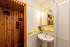 Shower, hair dryer, bidet, towels