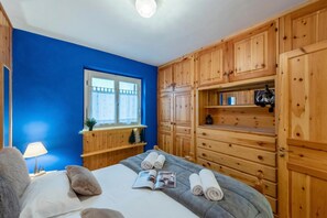 蜜月公寓, 多間臥室 (Chaberton Romantic Retreat Ski In Ski) | 1 間臥室、免費無線上網、床單