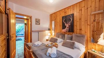 Honeymoon Apartment, Multiple Bedrooms (Chaberton Romantic Retreat Ski In Ski)