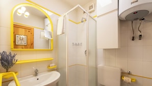 Apartemen Bulan Madu, 1 kamar tidur, teras (Chaberton Romantic Retreat Ski In Ski) | Kamar mandi