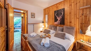 Apartemen Bulan Madu, 1 kamar tidur, teras (Chaberton Romantic Retreat Ski In Ski)