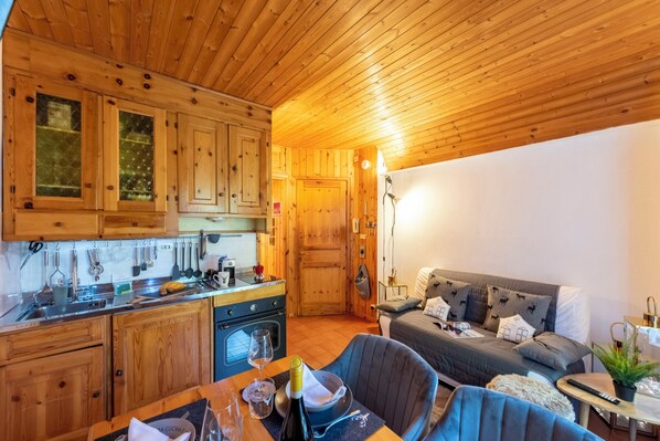 Honeymoon Apartment, Multiple Bedrooms (Chaberton Romantic Retreat Ski In Ski) | Interior