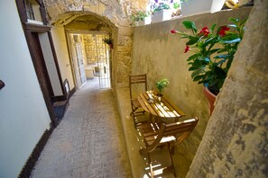 Outdoor dining - Domum in petra, the house in the rock. A short walk from the historic center of Modica (Modica)
