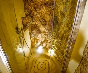 Een douche, een haardroger, een bidet, handdoeken