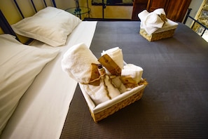 2 bedrooms, iron/ironing board, free WiFi, bed sheets - Domum in petra, the house in the rock. A short walk from the historic center of Modica (Modica)